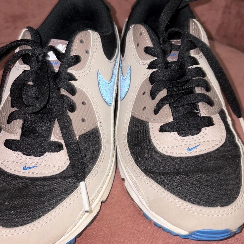Nike Low-Top Sneakers in Black, Beige & Light Blue - Picture 2 of 5